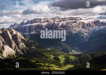 vista sulle montagne innevate dalla cima del seceda Foto Stock