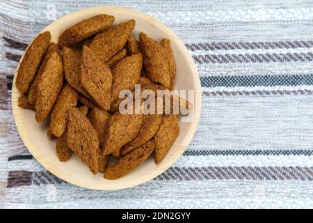 i crostini marroni pezzi di pane secco in ciotola. Vista dall'alto. copyspace Foto Stock