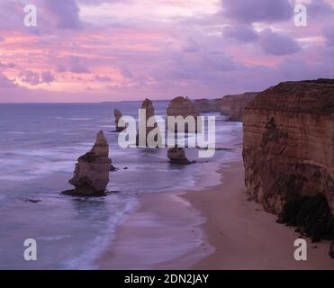 Australia. Victoria. Parco nazionale di Port Campbell. Great Ocean Road Coast. Scogliere e le formazioni rocciose dei 12 Apostoli. Foto Stock