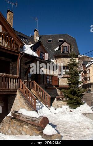 Foto verticale delle scale di ingresso di un blocco di appartamenti di montagna, coperti di neve, in una giornata di sole, Gessa, Vall d’Aran, Lleida, Catalogna, Spagna Foto Stock