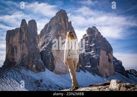 giovane donna che ammira le tre cime di lavaredo italia Foto Stock