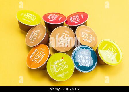 Tyumen, Russia-10 dicembre 2020: Capsule di caffè Nescafe Dolce gusto, primo piano. Su sfondo giallo Foto Stock