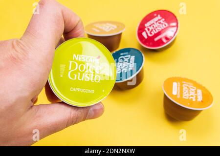 Tyumen, Russia-10 dicembre 2020: Capsule di caffè Nescafe Dolce gusto, primo piano. Su sfondo giallo Foto Stock