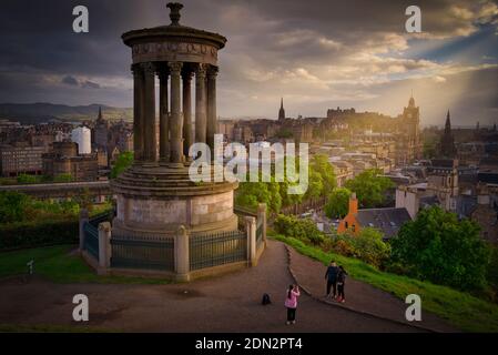 Regno Unito, Scozia, Edimburgo, vista sulla città da Carlton Hill con Dugald Stewart monumento in primo piano Foto Stock