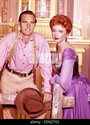 GUNSMOKE CBS serie TV 1955-1975 con Amanda Blake come Miss Kitty Russell e Dennis Weaver come Chester Goode circa 1967 Foto Stock