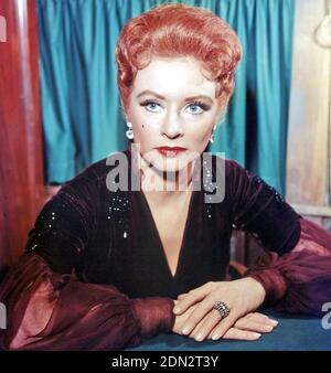 GUNSMOKE CBS serie TV 1955-1975 con Amanda Blake come Miss Kitty Russell circa 1970 Foto Stock