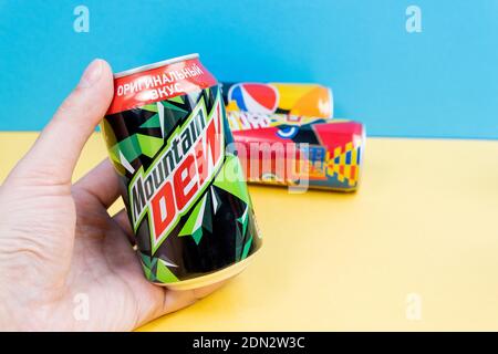 Tyumen, Russia-10 dicembre 2020: Mountain Dew PepsiCo può logo. Fuoco selettivo Foto Stock