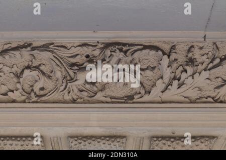 Elementi di decorazione architettonica di edifici, stucco in gesso, struttura delle pareti, intonaco e motivi. Foto Stock