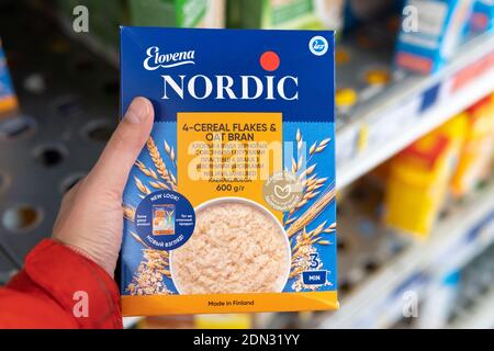 Tyumen, Russia-07 novembre 2020: Elovena pacchetto porridge azienda nordica nel ipermercato Foto Stock