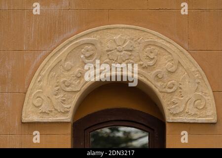 Elementi di decorazione architettonica di edifici, finestre e cornici, archi e balaustre, stampaggio di stucchi. Per le strade di Istanbul, pubblico Foto Stock