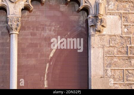 Elementi di decorazione architettonica di edifici, finestre e cornici, archi e balaustre, stampaggio di stucchi. Per le strade di Istanbul, pubblico Foto Stock