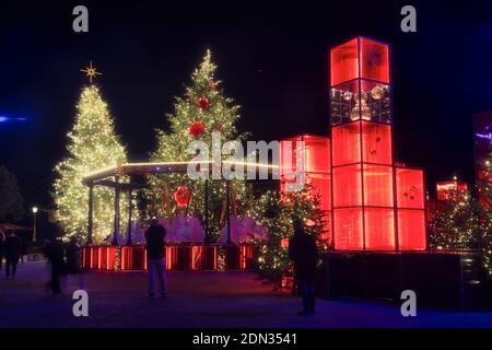 Salonicco, Grecia - 15 dicembre 2020: Decorazioni natalizie nelle strade e nelle piazze della città di Salonicco Foto Stock