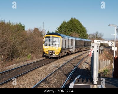 Una DMU a 3 auto sulle piste che si avvicinano a Dilton Marsh Halt, vicino a Westbury, Wiltshire, Inghilterra, UK. Foto Stock