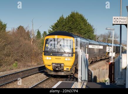 Una DMU 5 auto su piste in avvicinamento a Dilton Marsh Halt, vicino a Westbury, Wiltshire, Inghilterra, Regno Unito. Foto Stock