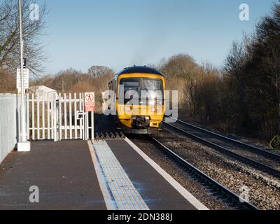 Una DMU sulle piste che lasciano Dilton Marsh Halt, vicino a Westbury, Wiltshire, Inghilterra, Regno Unito. Foto Stock