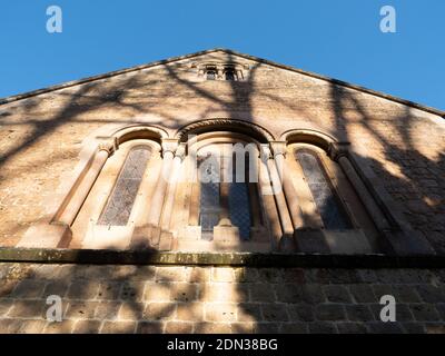 Finestre ad arco rotonde sul lato sud dell'abside sulla chiesa della Santa Trinità, Dilton Marsh, Wiltshire, Inghilterra, UK. Foto Stock