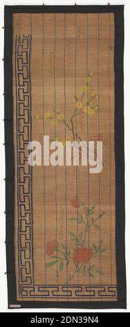 Paralume finestra, bambù diviso, tessuto e filo di seta, vernice, fiori rosso/arancio che crescono sul gambo in fondo. Fiori gialli più piccoli sul ramo nella sezione centrale. Chiave greca lungo il lato destro e il bordo inferiore., Cina, Giappone, 1880–1900, rivestimenti, paralume finestra Foto Stock