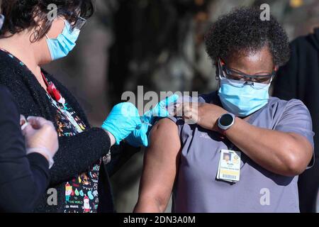 Dover, DE, Stati Uniti. 17 Dicembre 2020. L'infermiera certificata Aide RUTH DAVIS ha ricevuto la vaccinazione COVID-19 giovedì, dicembre. 17, 2020, presso il Silver Lake Center di dover Delaware. Credit: Saquan Stimpson/ZUMA Wire/Alamy Live News Foto Stock