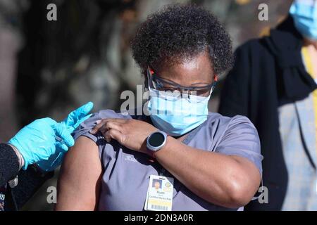 Dover, DE, Stati Uniti. 17 Dicembre 2020. L'infermiera certificata Aide RUTH DAVIS ha ricevuto la vaccinazione COVID-19 giovedì, dicembre. 17, 2020, presso il Silver Lake Center di dover Delaware. Credit: Saquan Stimpson/ZUMA Wire/Alamy Live News Foto Stock