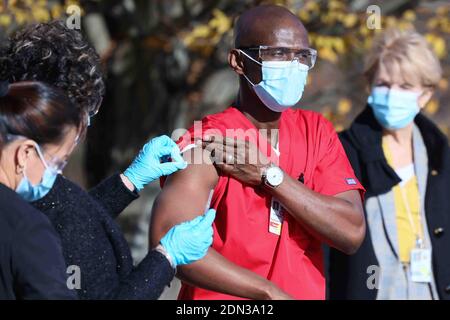 Dover, DE, Stati Uniti. 17 Dicembre 2020. L'infermiere registrato KOLUBAH GONIAH riceve la vaccinazione COVID-19 giovedì, dicembre. 17, 2020, presso il Silver Lake Center di dover Delaware. Credit: Saquan Stimpson/ZUMA Wire/Alamy Live News Foto Stock