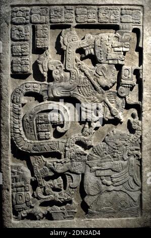 Telefono 25. Lady K'ab'al Xook. Lady Xook è nella fase allucinatoria del rituale sanguinoso. Lei conjures prima di lei una visione di un serpente teotihuacan. Questo architrave è uno di una serie di tre pannelli dalla struttura 23 a Yaxchilan. Calcare, 725-760. Maya classica tardiva. Yaxchilan, Chiapas state, Messico. British Museum. Londra, Inghilterra, Regno Unito. Foto Stock