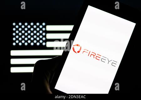 In questa illustrazione fotografica viene visualizzato il logo di una società di sicurezza informatica FireEye sullo smartphone. Foto Stock