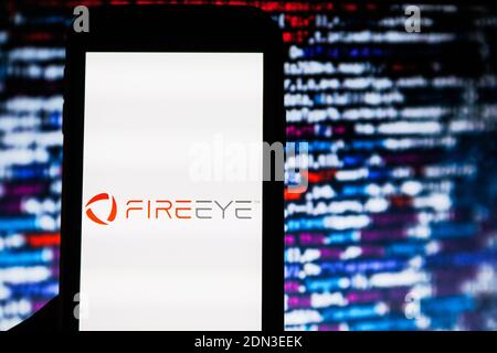 In questa illustrazione fotografica viene visualizzato il logo di una società di sicurezza informatica FireEye sullo smartphone. Foto Stock