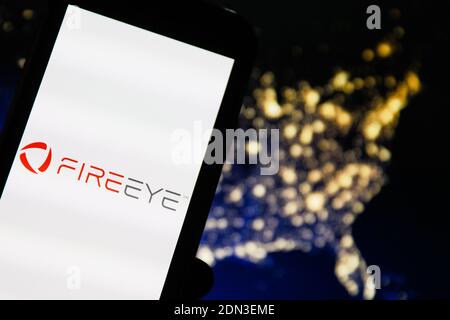 In questa illustrazione fotografica viene visualizzato il logo di una società di sicurezza informatica FireEye sullo smartphone. Foto Stock