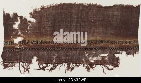 Fragment, Medium: lino, lana tecnica: Tessitura semplice, resiste tinto, tessitura arazzo, tessitura singola, tessiture eccentriche, fenditure, avvolgimento verticale, un'estremità di un tessuto di lana di tessitura semplice, intrecciato in modo lasco con fasce tessute di arazzo ad uno. Una band derivata dalla sceneggiatura araba in nero e avorio. La banda più larga una ripetizione di unità contenenti due uccelli e una banda geometrica policromo. La fascia più larga riservata alla tintura del tessuto per produrre un rosso profondo. Frangia di ordito in basso., Egitto, 10 °-12 ° secolo, tessuti, frammento Foto Stock