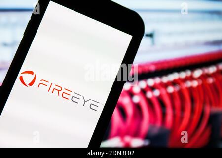 In questa illustrazione fotografica viene visualizzato il logo di una società di sicurezza informatica FireEye sullo smartphone. Foto Stock