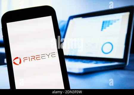 In questa illustrazione fotografica viene visualizzato il logo di una società di sicurezza informatica FireEye sullo smartphone. Foto Stock