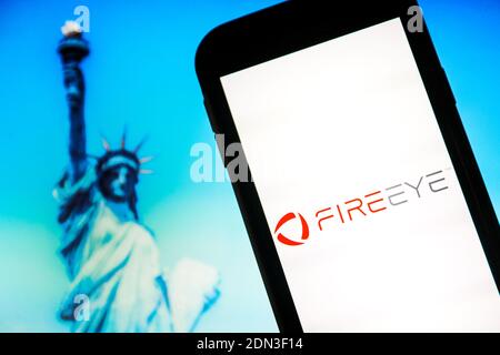 In questa illustrazione fotografica viene visualizzato il logo di una società di sicurezza informatica FireEye sullo smartphone. Foto Stock