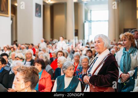 Vilnius, Lituania. Donna parrocchiana che prega nella Basilica Cattedrale dei Santi Stanislao e Vladislao durante la celebrazione della Giornata della Statehood. Vacanze Foto Stock