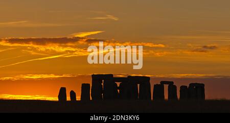 A metà estate, il tramonto delle pietre della National Trusts Stonehenge nel Wiltshire, Inghilterra, Regno Unito, si staglia contro un cielo colorato. Foto Stock