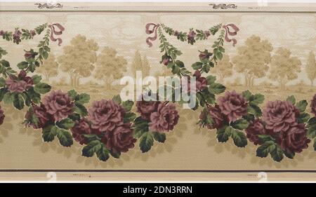 Fregio, Standard Wall-Paper Company, Standard Wall-Paper Company, Sandy Hill, New York, carta stampata a macchina, fregio paesaggistico, con swag floreale su larga scala contenente fiori viola in primo piano, e alberi e orizzonte in scala molto più piccola sullo sfondo., Sandy Hill, New York, USA, 1905–1915, Wallcoverings, Frieze Foto Stock