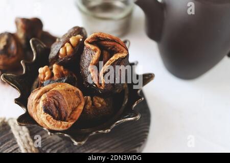 I dolci siriani sono serviti sul tavolo. Una miscela di dolci arabi e datteri di hastac. Rotoli di frutta secca ripieni di noci da vicino. Focu selettivo Foto Stock