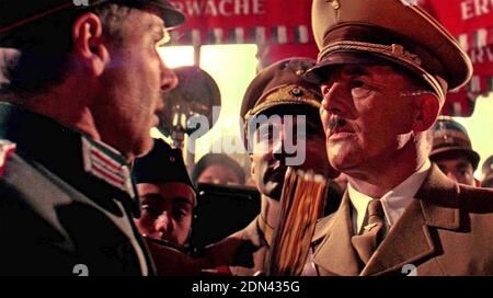 INDIANA JONES E L'ULTIMO film DI CRUSADE 1989 Paramount Pictures Con Harrison Ford a sinistra e Michael Sheard come Adolf Hitler Foto Stock