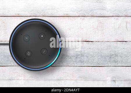 Amazon Alexa Echo Dot altoparlante intelligente controllato dalla voce, su un tavolo di legno bianco. Spazio di copia vuoto per il contenuto dell'editor. Foto Stock