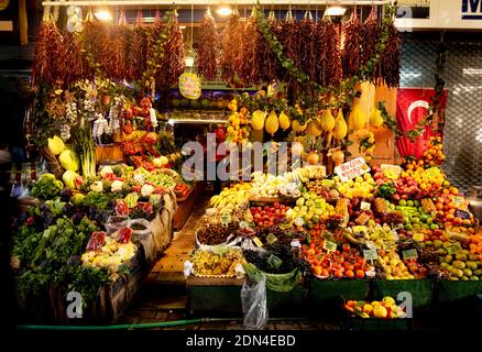 11.25.2020,basmane,Izmir,tacchino,greengrocer con un'ampia varietà di verdure e frutta Foto Stock