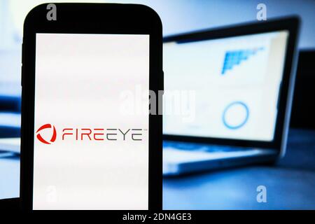 Polonia. 17 Dicembre 2020. In questa illustrazione fotografica viene visualizzato il logo di una società di sicurezza informatica FireEye sullo smartphone. Credit: SOPA Images Limited/Alamy Live News Foto Stock