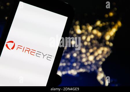 Polonia. 17 Dicembre 2020. In questa illustrazione fotografica viene visualizzato il logo di una società di sicurezza informatica FireEye sullo smartphone. Credit: SOPA Images Limited/Alamy Live News Foto Stock