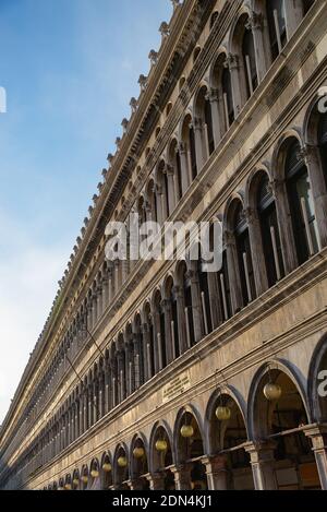 La Procuratie vecchie del XVI secolo sul lato nord di Piazza San Marco, Venezia, Veneto, Italia Foto Stock