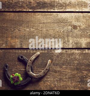 Horseshoe e concetto di fortuna. Tessera per il giorno di San Patrizio. Foto Stock