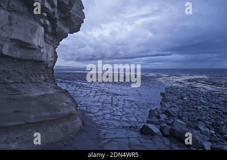 Foto infrarossa scattata a bassa marea del litorale roccioso del Jurassic sotto le scogliere a Kilve Beach, Somerset, Inghilterra, Regno Unito Foto Stock