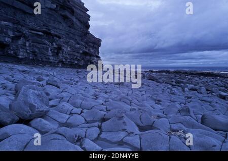 Foto infrarossa scattata a bassa marea del litorale roccioso del Jurassic sotto le scogliere a Kilve Beach, Somerset, Inghilterra, Regno Unito Foto Stock