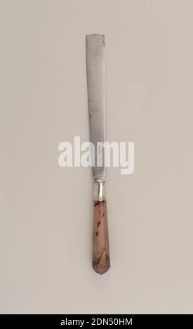 Coltello, Agata, argento, acciaio, agata a otto pannelli con ghiera incisa e scalata sotto una lama in acciaio svasata, quadrata., Londra, Inghilterra, XVIII secolo, posate, arti decorative, coltello Foto Stock