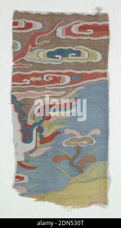 Frammento di un distintivo di rango, Medio: Seta, tecnica metallica: Tessitura semplice con trame discontinue (arazzi o k'ossu), frammento di un rango badgeshowing parte di un uccello, un fungo ausculous che cresce da una roccia, e uno sfondo nuvoloso., Cina, XV-XVII secolo, tessuti tessuti, frammento di un distintivo di rango Foto Stock