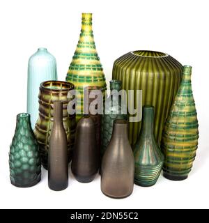 vasi in vetro colorato su sfondo bianco isolati Foto Stock