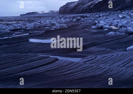 Foto infrarossa scattata a bassa marea del litorale roccioso del Jurassic sotto le scogliere a Kilve Beach, Somerset, Inghilterra, Regno Unito Foto Stock