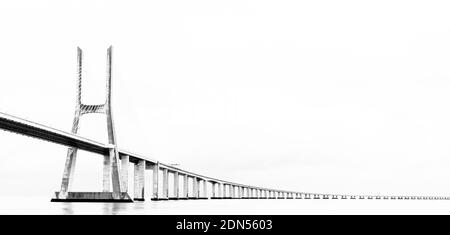 Una vista panoramica alta chiave del Vasco da Gama Ponte a Lisbona Foto Stock